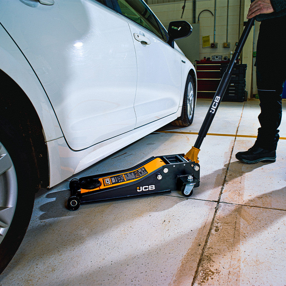 JCB 3 Tonne Low-Profile Double-Pump Trolley Jack | JCB-TH33013