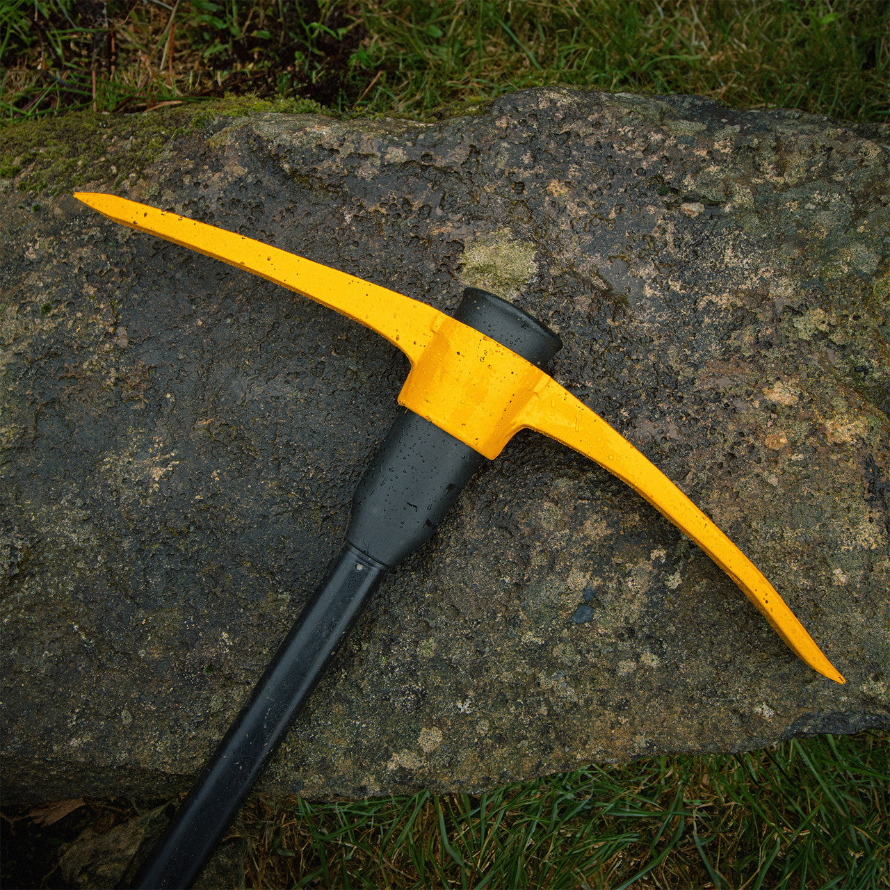 The 40mm chisel width and substantial 660mm length ensure precision in every strike, making it an indispensable tool for excavation and shaping tasks.