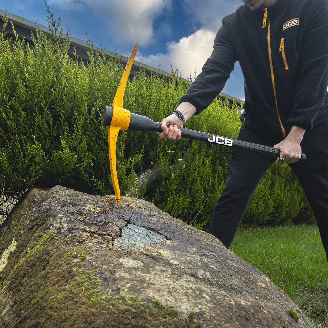 The 40mm chisel width and substantial 660mm length ensure precision in every strike, making it an indispensable tool for excavation and shaping tasks.