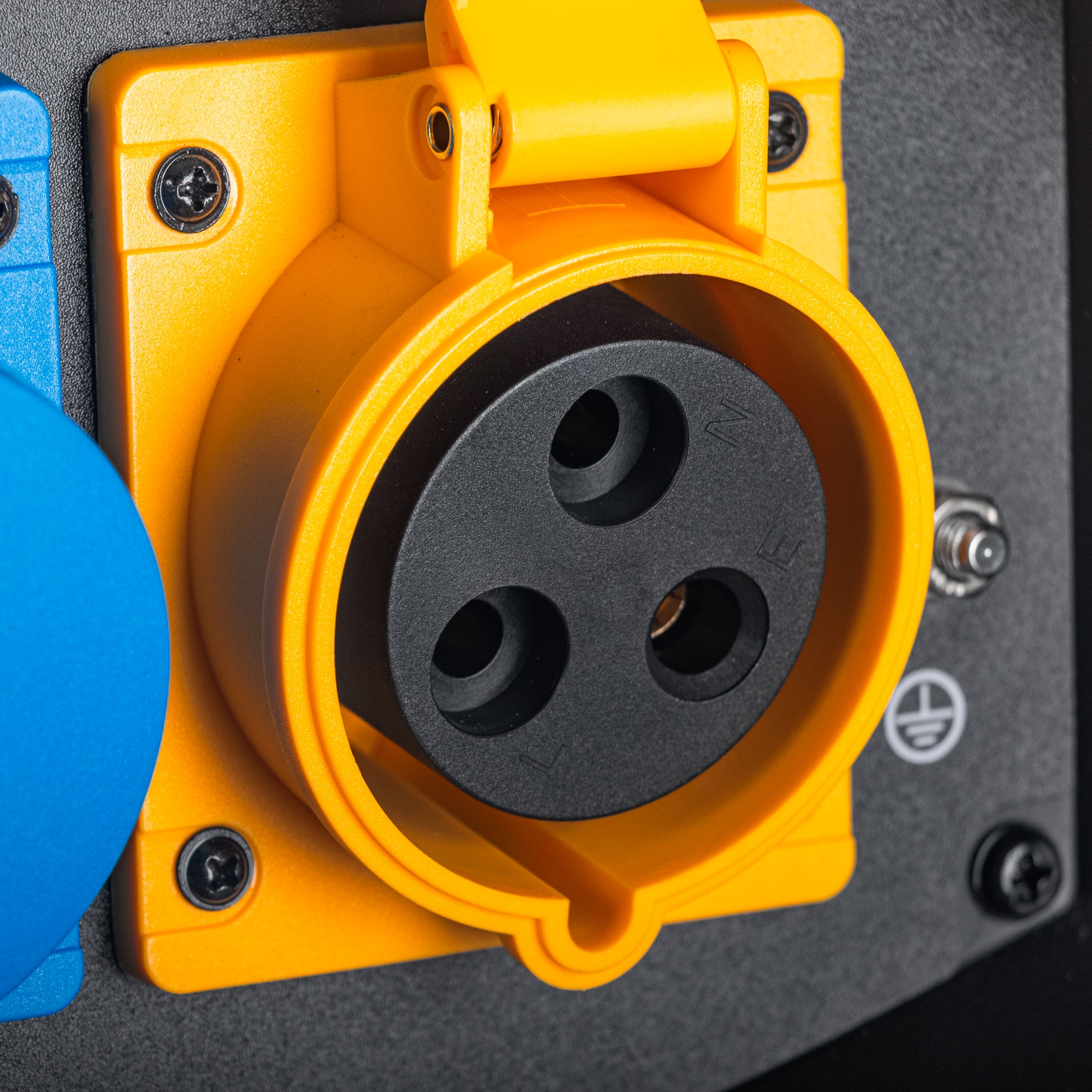 JCB, 7.6kW/3.8kW Dual-Voltage Inverter Generator, Remote Start | JCB-IG8500DVE